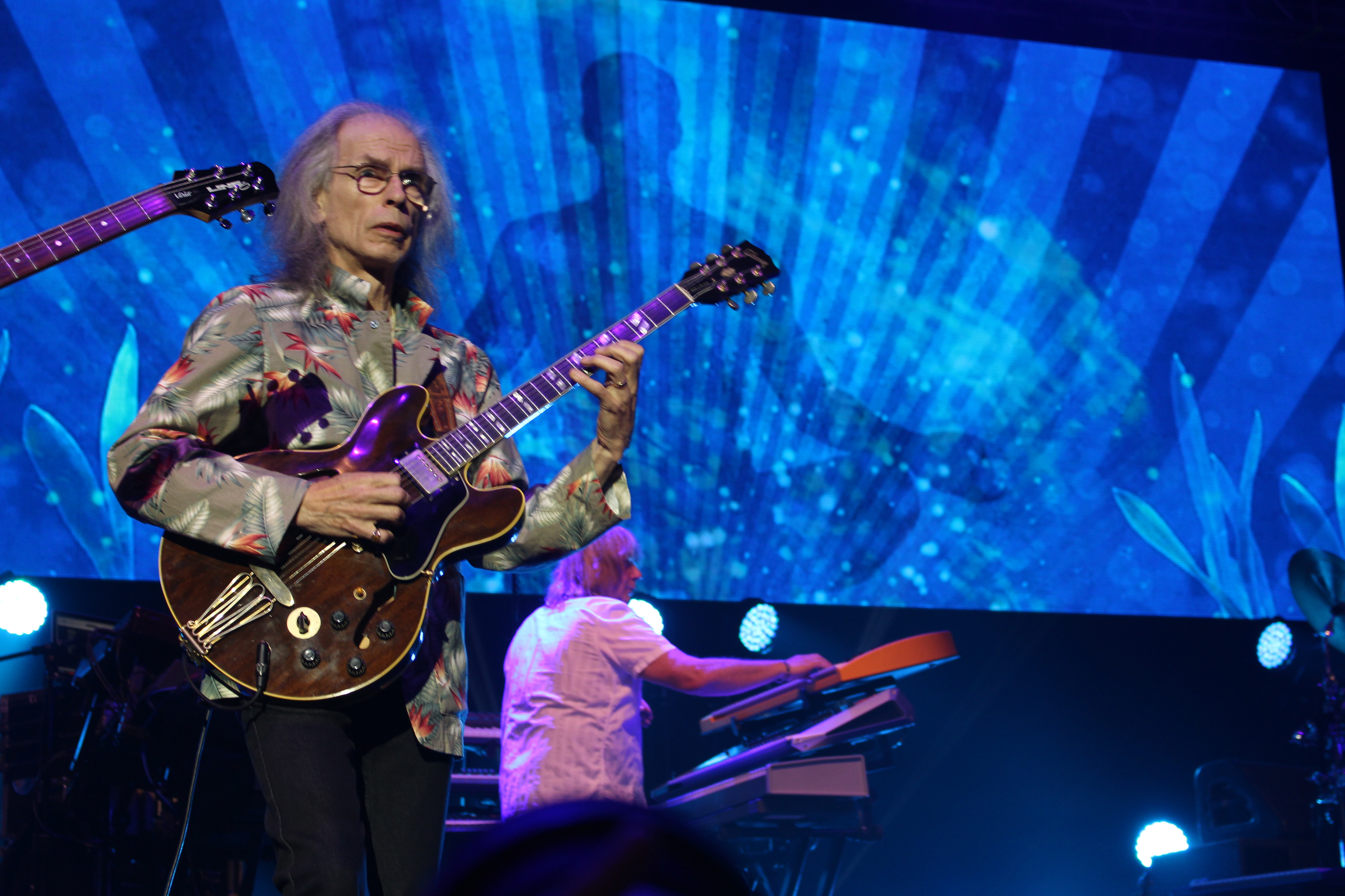 Yes steve model. Стив Хоу 91. Steve Howe Yes обои. Virgil & Steve Howe 